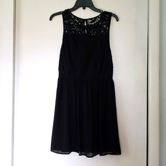 Black dress with lace detailing - Picture 1 of 4